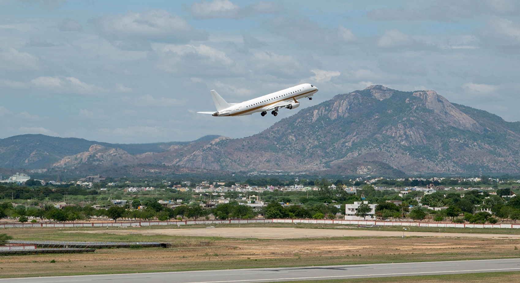 AI-powered visual aircraft tracking system for aviation safety